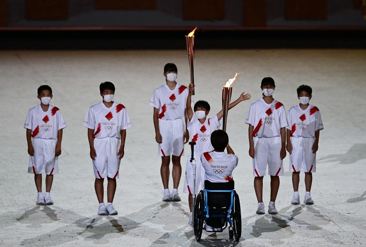 Acendimento da pira olmpica na cerimnia de abertura dos Jogos de Tquio