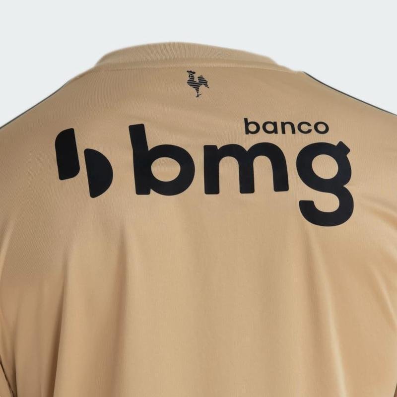 Imagens da camisa dourada do Atltico. Este  o quarto uniforme de jogo lanado pelo Galo em parceria com a Adidas na temporada 2022