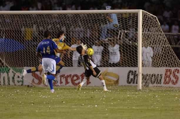 As duas equipes iniciavam a deciso do ttulo mineiro sob certo equilbrio %u2013 a Raposa tinha a vantagem de igualdade em pontos e saldo de gols. O primeiro tempo terminou sem gols, e o Galo, do tcnico Levir Culpi, abriu o placar com der Lus no primeiro minuto da etapa final. Danilinho fez o segundo aos 36min, e Marcinho, o terceiro, aos 46min. Enquanto o goleiro Fbio ainda reclamava de irregularidade nesse gol, de costas para o campo, Vanderlei fechou o placar, praticamente garantindo o ttulo.