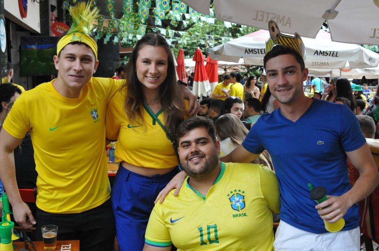 Concentrao de torcedores nos bares da Rua Antnio de Albuquerque, na Savassi