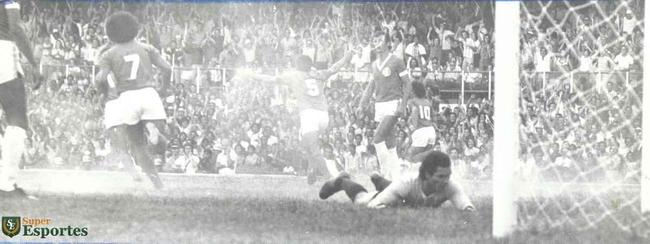 Cruzeiro derrotou Inter por 5 a 4 na estreia da Copa Libertadores de 1976. Palhinha, aos 3 e 10 minutos do 1T, Joozinho, aos 21 min do 1T e aos 18 min do 2T, e Nelinho, aos 40 min do 2T marcaram os gols celestes no triunfo