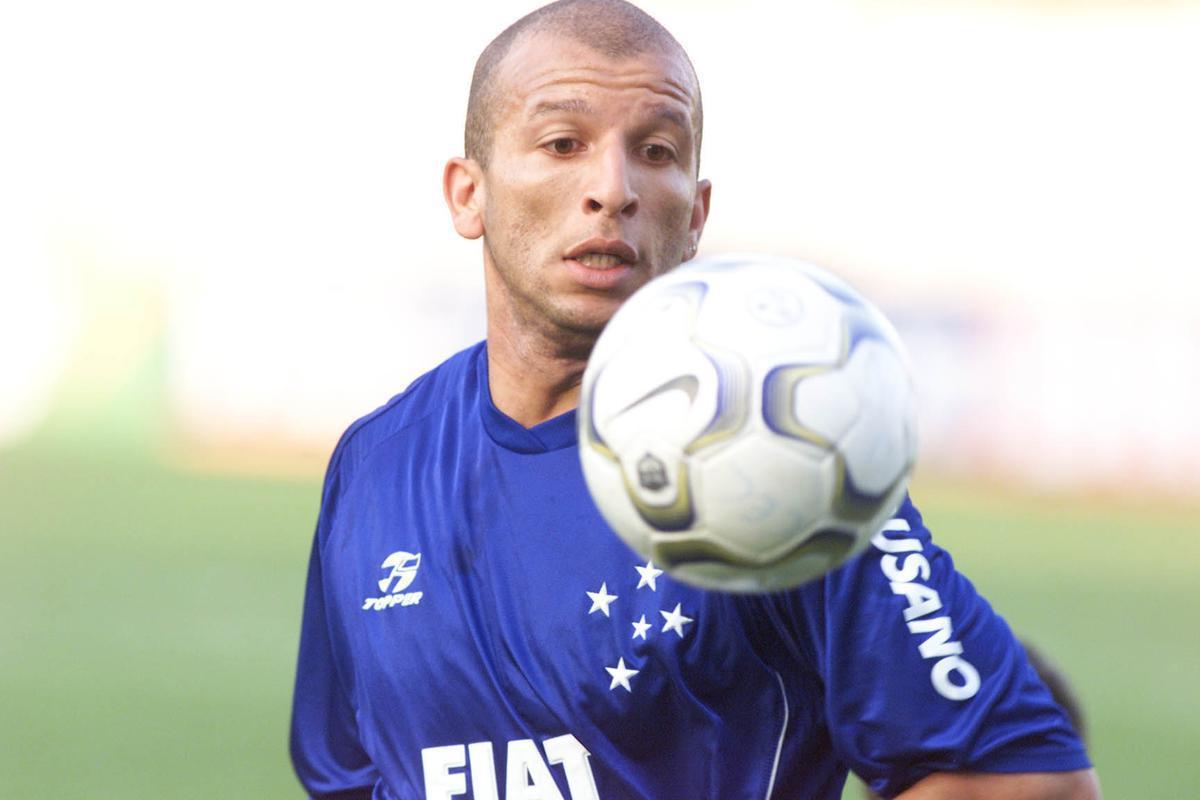 Fábio Júnior foi o artilheiro do Cruzeiro vice-campeão brasileiro de 1998, com 18 gols em 32 jogos. Graças ao grande desempenho, a Roma, da Itália, pagou 15 milhões de dólares por sua contratação, em janeiro de 1999. Em março de 2000, retornou ao time celeste por empréstimo e foi fundamental no título da Copa do Brasil ao marcar o primeiro gol da vitória por 2 a 1 sobre o São Paulo, no Mineirão. O centroavante teve uma terceira estada no clube, em 2002. No geral, disputou 190 partidas e fez 81 gols.