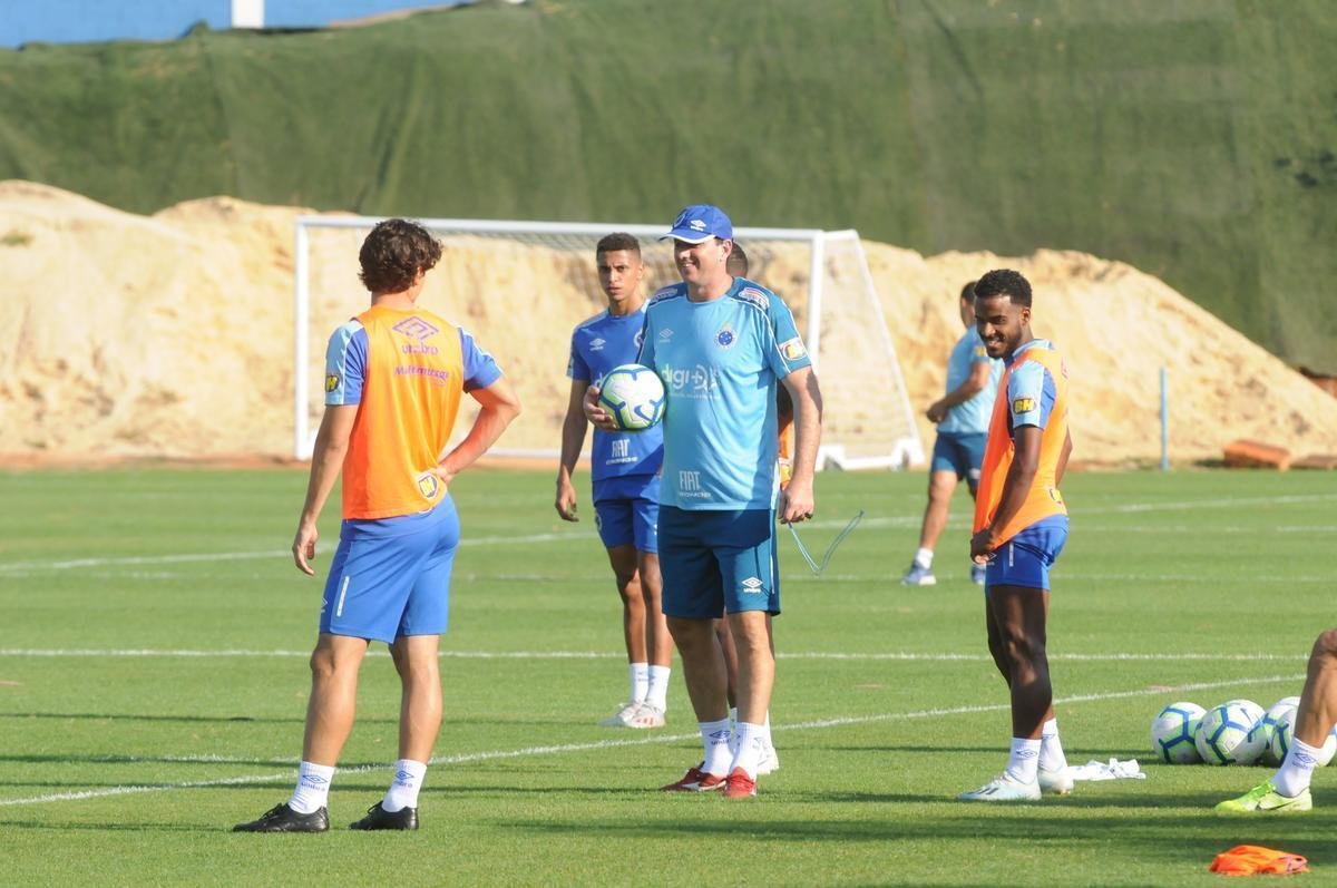 Cruzeiro fez nesta segunda-feira  tarde, na Toca da Raposa II, o ltimo treino em Belo Horizonte antes da partida contra o Internacional, quarta, no Beira-Rio, pela semifinal da Copa do Brasil. O tcnico Rogrio Ceni deve escalar Fbio; Edilson, Ded, Fabrcio Bruno (Leo) e Egdio (Dod); Henrique e Robinho; Marquinhos Gabriel; Thiago Neves e David; Pedro Rocha. Servindo  Seleo Colombiana, Orejuela est fora do jogo.