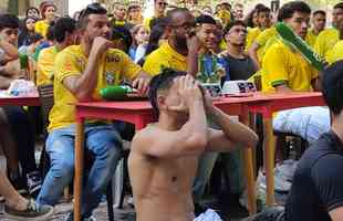 Tristeza da torcida com a eliminao do Brasil na Copa