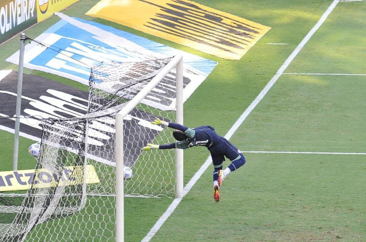 Hulk virou para o Atltico sobre o Fluminense em cobrana de falta perfeita no Mineiro: 2 a 1