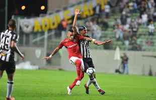 Em jogo com chuva de granizo e 'apago' no Horto, Galo  batido pelo Internacional por 1 a 0