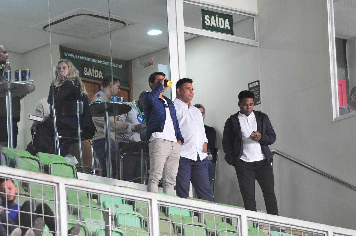 Investidor do Cruzeiro, Ronaldo marca presena em jogo contra o Grmio no Independncia