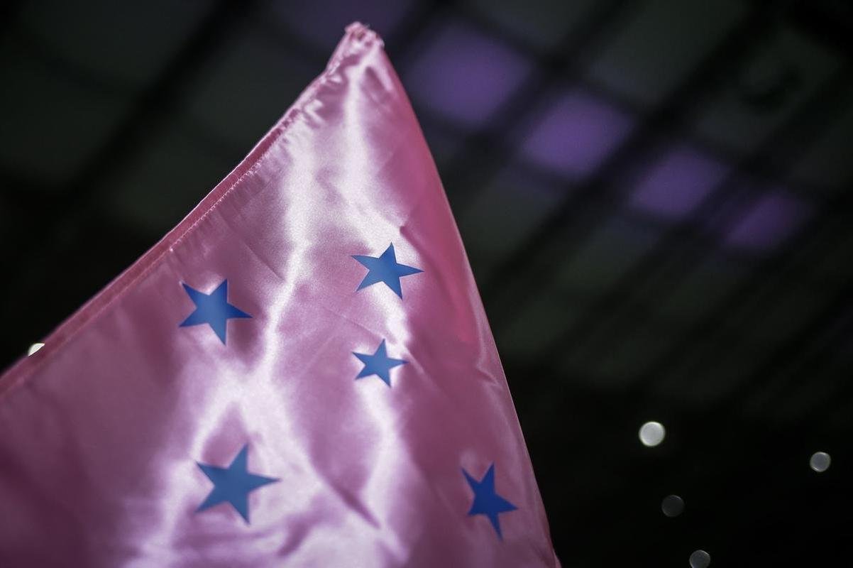 Mineiro teve show de luzes e iluminao especial antes do jogo entre Cruzeiro e Ituano pela Srie B do Campeonato Brasileiro. Estdio aderiu  campanha Outubro Rosa, de conscientizao da sociedade para a preveno do cncer de mama. Houve ainda espetculo com fogos e aes de patrocinadores do clube na esplanada para o torcedor, que festejou com o time o ttulo da Srie B do Brasileiro