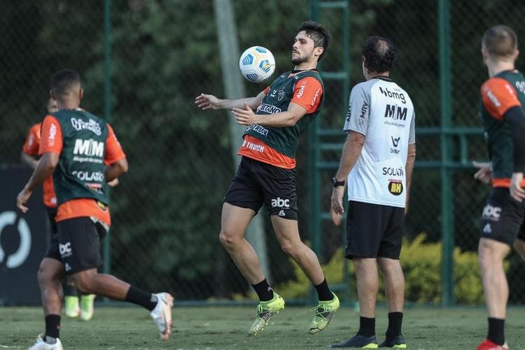 Com Guilherme Arana de volta, Cuca comanda atividade na Cidade do Galo