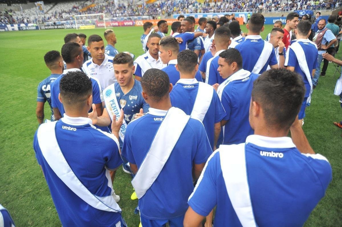 Time jnior, que ganhou o Campeonato Brasileiro e a Supercopa Sub-20, trocou faixa com equipe profissional, detentora do ttulo da Copa do Brasil de 2017. Cerimnia aconteceu antes da partida deste domingo contra o Vasco, no Mineiro, pela 37 rodada da Srie A (Leandro Couri/EM D.A Press)
