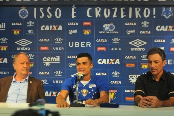 Cruzeiro apresentou o lateral-esquerdo Egdio como novo reforo para a temporada 2018