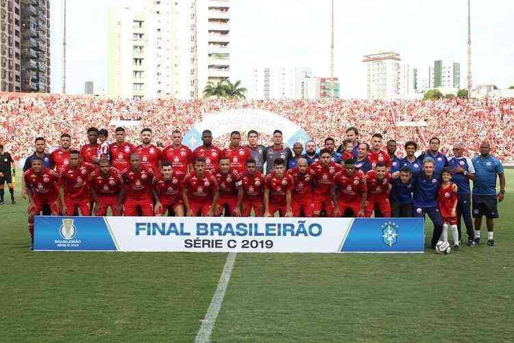 Camutanga celebra marca de 100 jogos com a camisa do Náutico