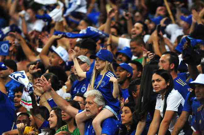 Criança que pediu comida para PM ganha ingressos para jogo do Cruzeiro no  Mineirão - Lance!