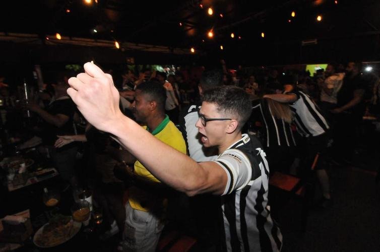 Torcedores do Atltico acompanham a partida contra o Palmeiras em alguns bares de Belo Horizonte