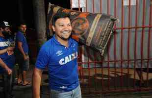 Torcedores do Cruzeiro iniciam viglia de 24 horas para aguardar final da Copa do Brasil, contra o Flamengo, no Mineiro. Esforo pelo sonho do pentacampeonato nacional.