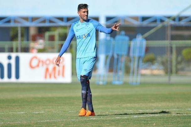 Cruzeiro se reapresentou aps estreia na Copa Libertadores e iniciou sua preparao para o clssico de domingo, s 11h, no Independncia, contra o Atltico, pela nona rodada do Mineiro. As novidades foram as presenas do atacante Sass e do zagueiro Cac, da base. Fred foi vetado devido a um estiramento na panturrilha direita. 