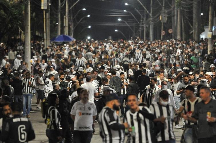 Torcida do Atltico movimenta ruas prximas ao Mineiro antes do jogo 