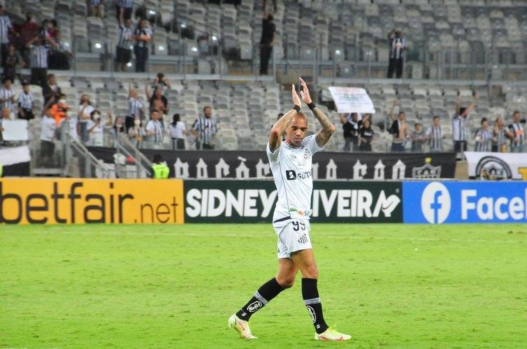 Depois de ter o nome cantado no Mineiro, Diego Tardelli, dolo do clube e hoje no Santos, reverenciou torcedor do Atltico