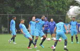 Sob chuva, Cruzeiro treinou na tarde desta sexta-feira na Toca II (Alexandre Guzanshe/EM D.A Press)