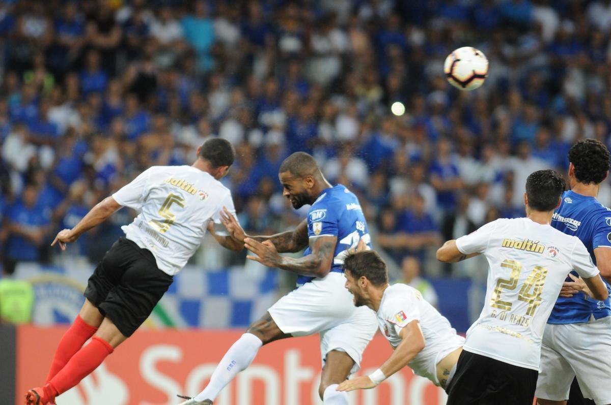 Fotos do jogos entre Cruzeiro e Deportivo Lara no Mineiro