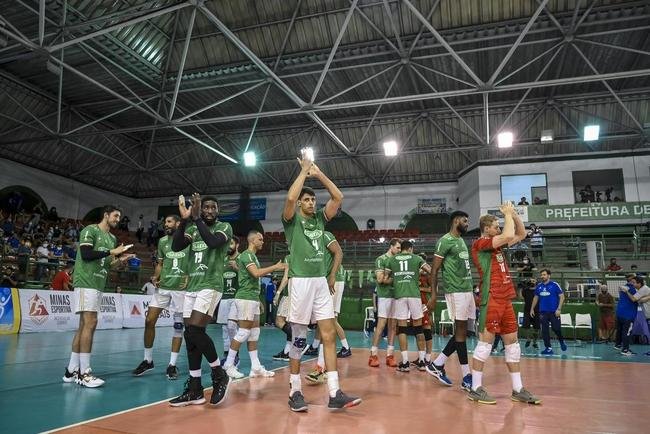 Cruzeiro se garantiu na decis�o do Sul-Americano de V�lei ao bater os argentinos do Policial Voley por 3 sets a 0, neste s�bado (5), no Gin�sio do Riacho, em Contagem. As parciais foram de 25/20, 29/27 e 25/16