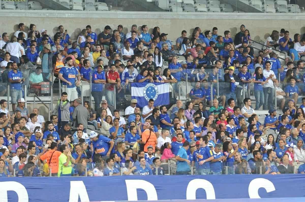Imagens da torcida e da partida entre Cruzeiro e Santos, no Mineiro