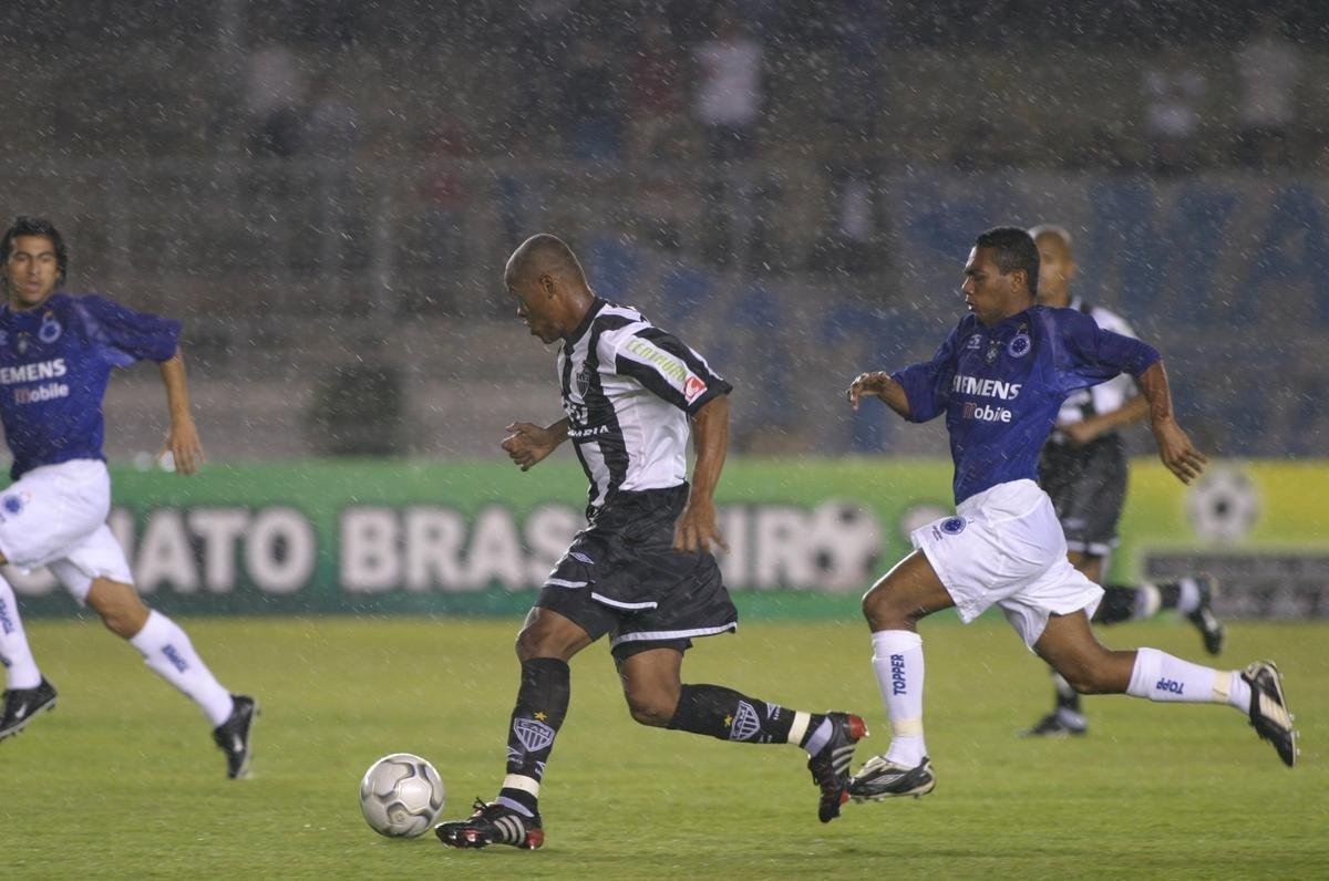 Augusto Recife persegue Qurino, do Atltico, em clssico pelo Brasileiro de 2004. Cruzeiro perdeu por 2 a 0.