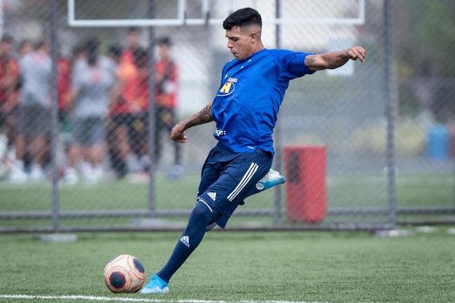 REVELAR BONS JOGADORES - as categorias de base podem servir de alternativa  dificuldade de contratar, alm de proporcionar receita em negociaes. A comercializao de direitos econmicos em 2020 ajudou o Cruzeiro a colocar algumas folhas salariais em dia. A diretoria vendeu o zagueiro Edu ao Athletico-PR, por R$ 2,5 milhes; o meia Maurcio ao Internacional, por R$ 1,2 milho (mais os direitos econmicos de William Pottker); e o atacante Caio Rosa ao Sharjah FC, dos Emirados rabes Unidos, por R$ 3,3 milhes. O clube ainda manteve participao no passe desses atletas para lucrar em uma transferncia futura. 