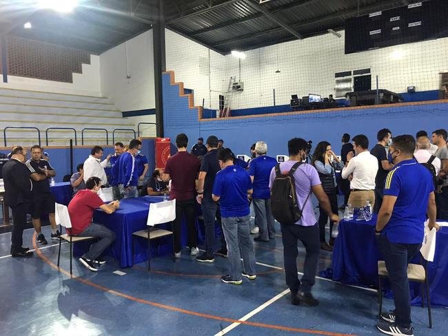 Conselheiros e associados do Cruzeiro durante votao de mudana do Estatuto do clube. Assembleia geral autorizou venda de at 90% das aes da SAF para investidores. Houve festa dos cruzeirenses no Parque Esportivo do Barro Preto, em BH, devido  possibilidade de chegada de recursos para tornar o futebol mais competitivo a partir de 2022.