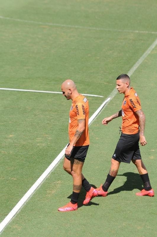 Treino do Atltico nesta segunda-feira, na Cidade do Galo, contou com a volta do meia  Juan Cazares. Direo no chegou a acordo para vend-lo a clube saudita. Tcnico Rafael Dudamel relacionou 23 jogadores para a viagem a Santa Fe, local da estreia na Sul-Americana, quinta-feira, contra o Unin-ARG. Jogador equatoriano ficou fora da lista.
