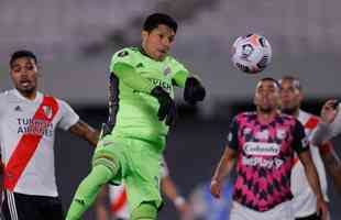 Com 25 casos simultneos de COVID-19, River Plate enfrentou Independiente Santa Fe-COL com apenas 11 jogadores disponveis e com o volante Enzo Prez improvisado como goleiro.