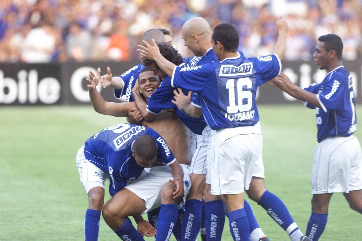 No primeiro Campeonato Brasileiro de pontos corridos, Cruzeiro e Santos fizeram a 'final' antecipada, pela 31 rodada, no Mineiro. O confronto entre lder e vice-lder terminou com vitria dominante da equipe celeste, por 3 a 0. Felipe Melo e Aristizbal (duas vezes) marcaram os gols sobre o time de Robinho e Diego, que no atuou por causa de leso. 