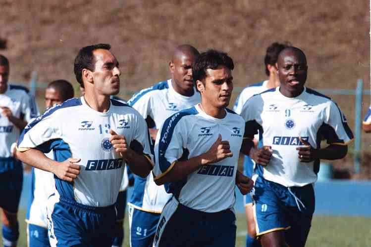 Fotos da passagem do jogador Rincn pelo Cruzeiro, em 2001.  Ele faleceu aos 55 anos nesta quarta-feira (13/4/2022), aps sofrer acidente automobilstico em Cali, na Colmbia, no dia 11.