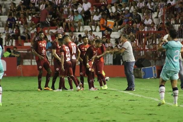 No primeiro Clssico das Emoes do ano, Nutico e Santa Cruz empatam em 2 a 2
