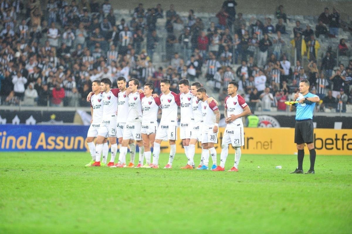 Atltico perdeu por 4 a 3 para o Coln nos pnaltis e foi eliminado da Copa Sul-Americana. Goleiro argentino Burin defendeu penalidades de Rver e Cazares