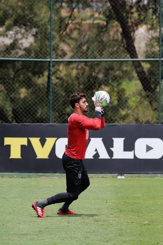 Tardelli treina com bola na Cidade do Galo