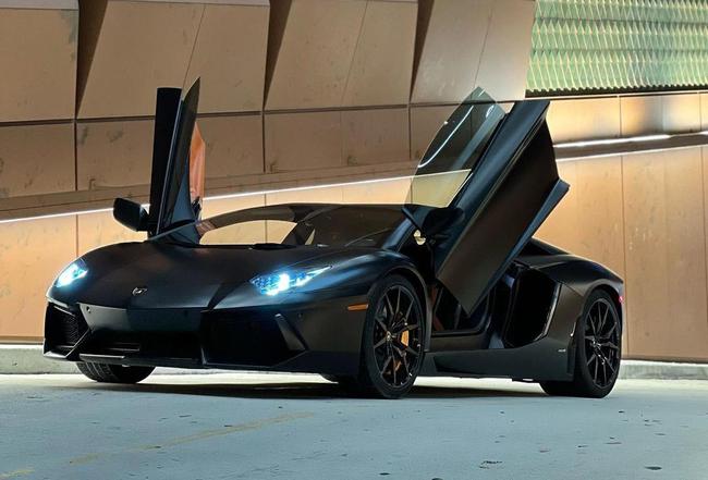 Lamborghini Aventador alugado por Hulk