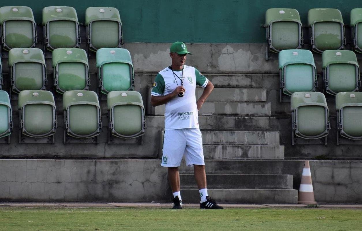 O Amrica segue em preparao para a deciso do Campeonato Mineiro, contra o Atltico. No prximo sbado (22), s 16h30, os rivais se enfrentaro no Mineiro, em Belo Horizonte. Para ser campeo estadual pela 17 vez, o Coelho precisar vencer o confronto. Isso porque a primeira partida terminou empatada em 0 a 0, e o Atltico possui a vantagem de jogar por um novo empate.