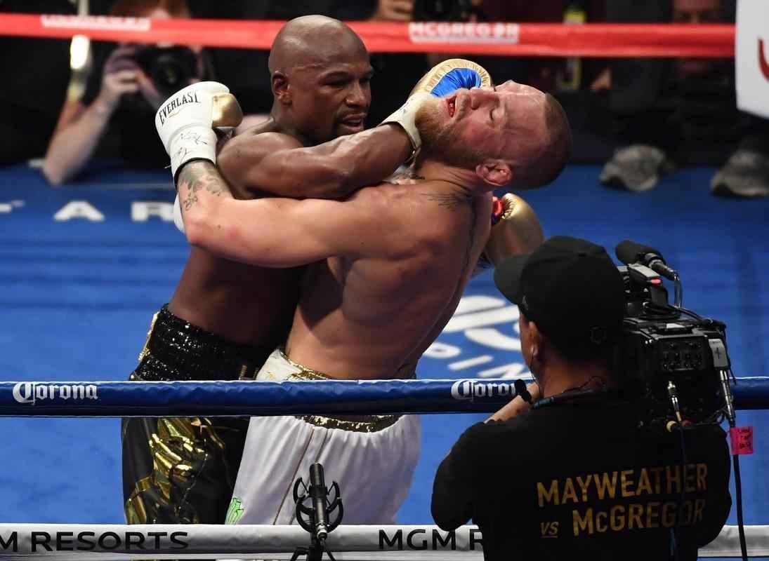 O americano Mayweather bateu o irlands Conor McGregor por nocaute tcnico