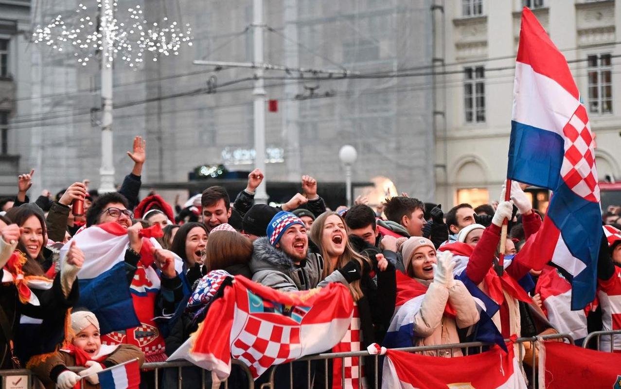 Festa da torcida croata em Zagreb com a vitria sobre Marrocos e a conquista do terceiro lugar na Copa do Mundo de 2022, no Catar