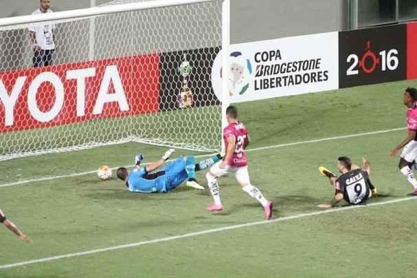 Sequncia de fotos do gol de Pratto sobre o Independiente del Valle