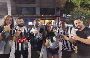 Nesta quinta-feira (2), torcedores do Atltico lotaram os bares de BH para acompanhar Bahia x Galo, jogo adiado da 32 rodada do Campeonato Brasileiro. Na imagem, Devotos Bar.