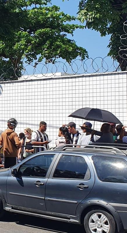 Fila no clube Labareda para comprar ingressos