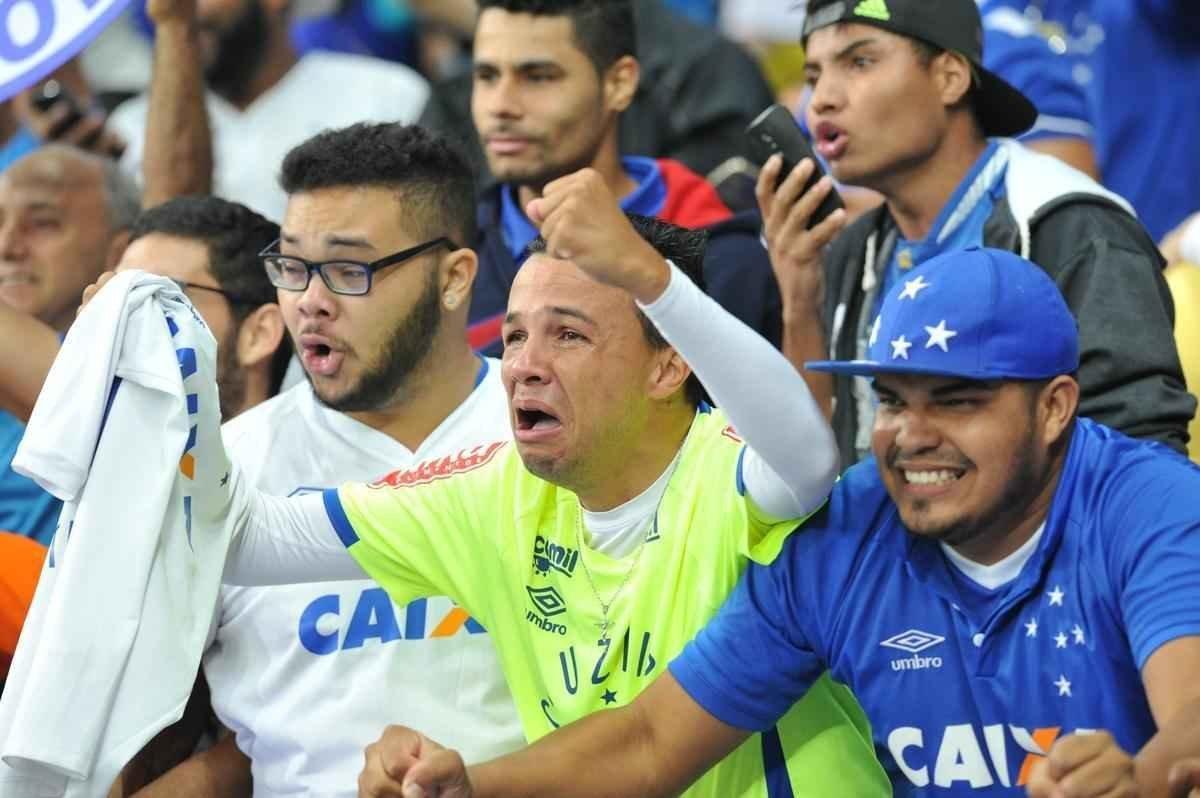 Torcedores do Cruzeiro foram da tenso  euforia no Mineiro, em noite emocionante