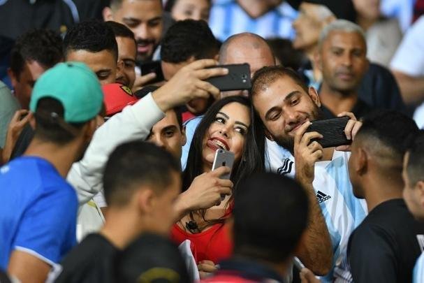 Larissa Riquelme manteve tradio de colocar celular entre os seios, foi calorosa com torcedores e apoiou Paraguai de forma efusiva no Mineiro
