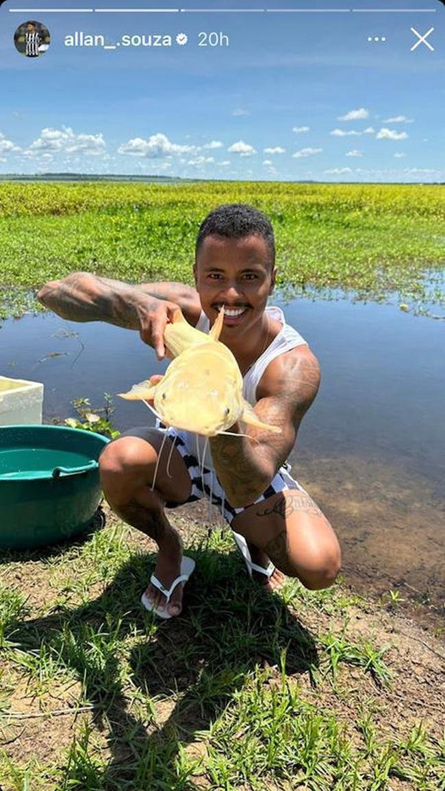 Volante Allan, entusiasta da pescaria, fez vrios registros praticando o hobby nos ltimos dias de frias.