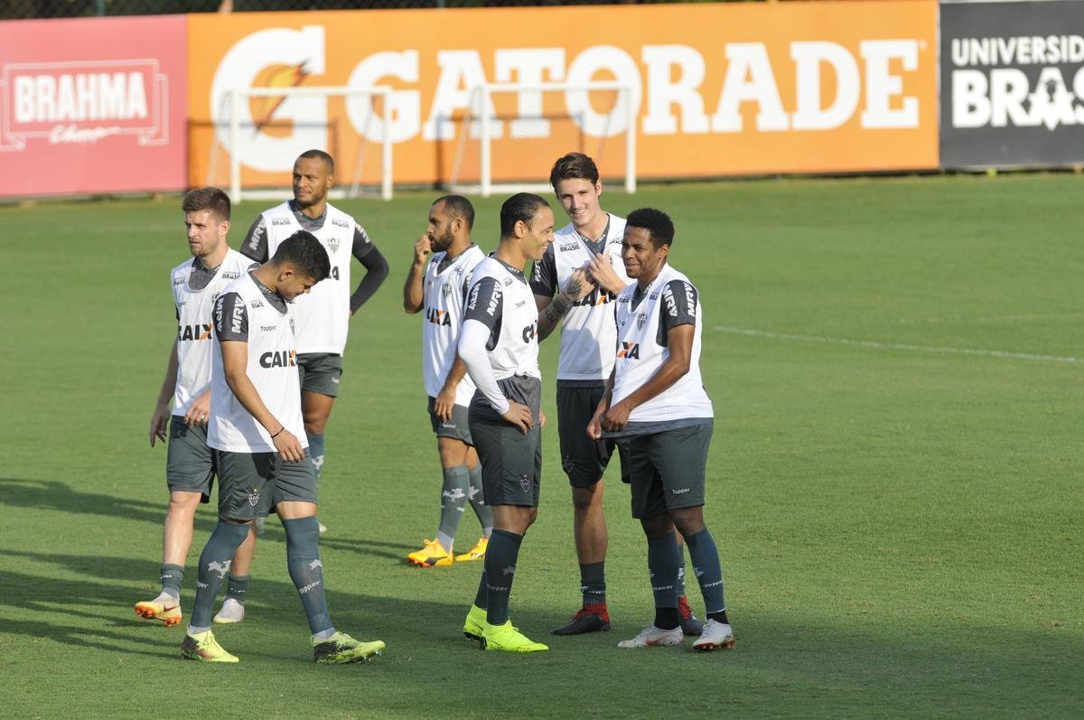 Levir Culpi foi apresentado pela diretoria na Cidade do Galo, enquanto os jogadores treinavam