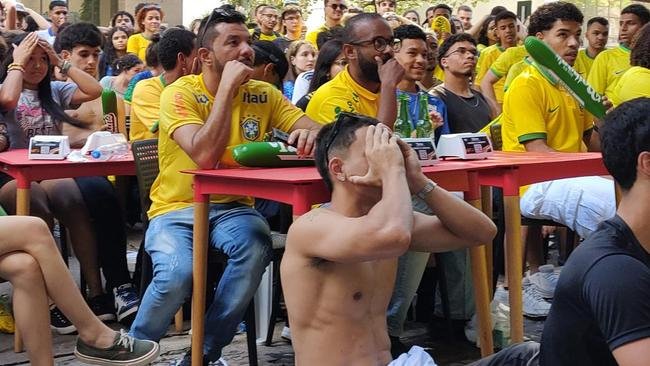 Tristeza da torcida com a elimina��o do Brasil na Copa
