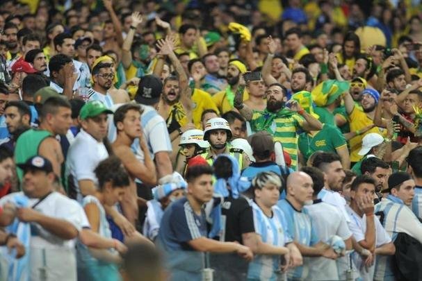 Fotos das torcidas de Brasil e Argentina, no Mineiro, no clssico vlido pela semifinal da Copa Amrica
