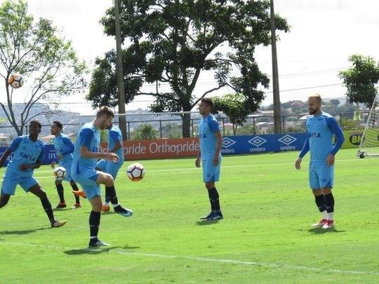 O Cruzeiro fez, nesta tera-feira, o ltimo treino em BH antes da viagem para Santiago, onde enfrenta a Universidad de Chile, pela Copa Libertadores